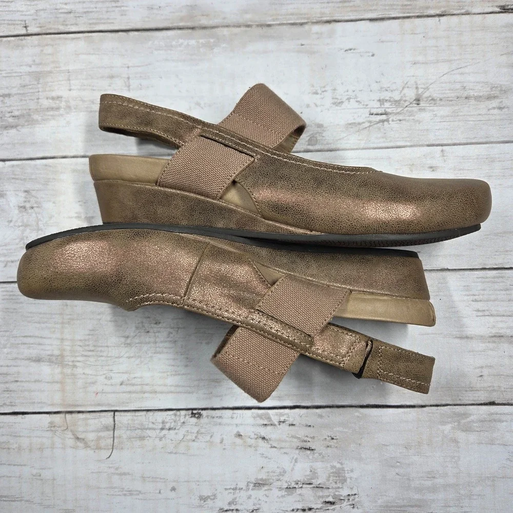 AXXIOM‎ Wynne Slingback Wedge Sandals Womens 7.5M Bronze Metallic Strap Damaged